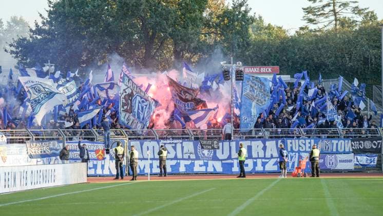 23 09 2025, Marschweg Stadion, Oldenburg, GER, Niedersachsenpokal Quarterfinal VfB Oldenburg vs SV Meppen, Flags and Bengalos at SVM Fans DFL REGULATIONS PROHIBIT ANY USE OF PHOTOGRAPHS AS IMAGE SEQUENCES AND OR QUASI VIDEO Oldenburg Niedersachsen Germany Marschweg Stadion