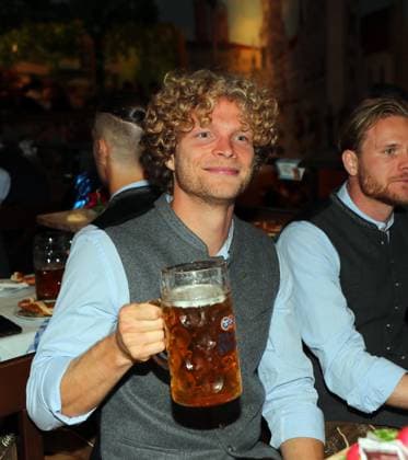 Football, Men, 3 Liga, Season 2025 2026, TSV 1860 Munich, official Oktoberfest visit, Hacker Festzelt Jesper Verlaat TSV 1860 Munich with Masskrug