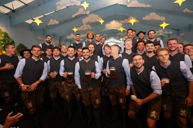 Football, Men, 3 Liga, Season 2025 2026, TSV 1860 Munich, official Oktoberfest visit, Hacker Festzelt The TSV 1860 Munich team together in the gallery
