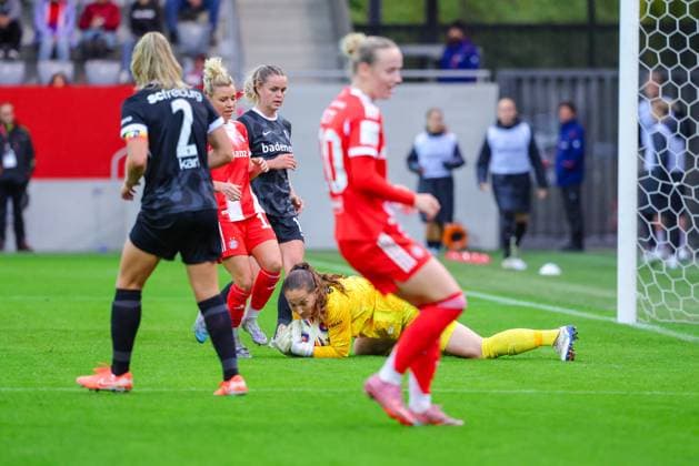 Laura Benkarth 1, SC Freiburg in front of Linda Dallmann 10, FC Bayern Munich at the match between FC Bayern Munich v SC Freiburg, Football, Women, Google Pixel Women Bundesliga, 2025 2026, 4 Matchday on 23 09 2025 in Munich, FC Bayern Campus DFL and DFB regulations prohibit any use of photographs as image sequences and or quasi video Bayern Germany