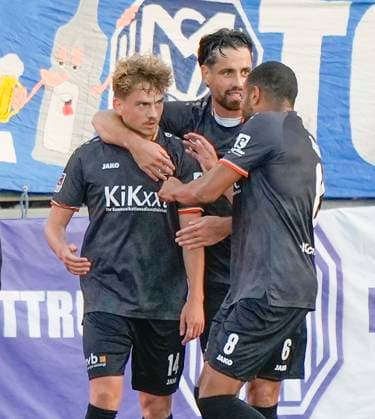 23 09 2025, Marschweg Stadion, Oldenburg, GER, Niedersachsenpokal Quarterfinal VfB Oldenburg vs SV Meppen, SVM Goal celebration with Thorben Deters SV Meppen 14 DFL REGULATIONS PROHIBIT ANY USE OF PHOTOGRAPHS AS IMAGE SEQUENCES AND OR QUASI VIDEO Oldenburg Niedersachsen Germany Marschweg Stadion