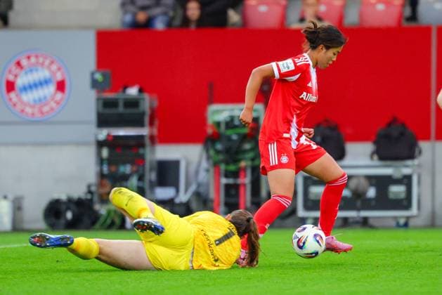 Momoko Tanikawa 18, FC Bayern Munich and Laura Benkarth 1, SC Freiburg at the match between FC Bayern Munich v SC Freiburg, Football, Women, Google Pixel Women Bundesliga, 2025 2026, Matchday 4 on 23 09 2025 in Munich, FC Bayern Campus DFL and DFB regulations prohibit any use of photographs as image sequences and or quasi video Bayern Germany