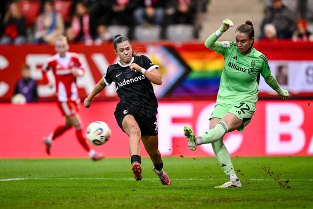 Muenchen, Deutschland, 23.09.25: Leela Egli (SC Freiburg) und Torwart Ena Mahmutovic (FC Bayern München) im Zweikampf waehrend des Google Pixel Frauen-Bundesliga - Spiels zwischen dem FC Bayern Muenchen vs SC Freiburg in der FC Bayern Campus am 23. September 2025 in Muenchen, Deutschland. (Foto von Harry Langer DeFodi Images) Muenchen, Germany, 23.09.25: Leela Egli (SC Freiburg) und Torwart Ena Mahmutovic (FC Bayern München) battle for the ball during the Google Pixel Frauen-Bundesliga - match between FC Bayern Muenchen vs SC Freiburg at FC Bayern Campus on September 23, 2025 in Muenchen, Germany. (Photo by Harry Langer DeFodi Images) DFB DFL REGULATIONS PROHIBIT ANY USE OF PHOTOGRAPHS AS IMAGE SEQUENCES AND OR QUASI-VIDEO. (Photo by Harry Langer DeFodi Images) DFB DFL REGULATIONS PROHIBIT ANY USE OF PHOTOGRAPHS AS IMAGE SEQUENCES AND OR QUASI-VIDEO. Munich, Germany, 23 09 25 Leela Egli SC Freiburg and goalkeeper Ena Mahmutovic FC Bayern Munich battle for the ball during the Google Pixel Womens Bundesliga match between FC Bayern Muenchen vs SC Freiburg at FC Bayern Campus on September 23, 2025 in Munich, Germany Photo by Harry Langer DeFodi Images Muenchen, Germany, 23 09 25 Leela Egli SC Freiburg and goalkeeper Ena Mahmutovic FC Bayern München battle for the ball during the Google Pixel Womens Bundesliga match between FC Bayern Muenchen vs SC Freiburg at FC Bayern Campus on September 23, 2025 in Muenchen, Germany Photo by Harry Langer DeFodi Images DFB DFL REGULATIONS PROHIBIT ANY USE OF PHOTOGRAPHS AS IMAGE SEQUENCES AND OR QUASI VIDEO Photo by Harry Langer DeFodi Images DFB DFL REGULATIONS PROHIBIT ANY USE OF PHOTOGRAPHS AS IMAGE SEQUENCES AND OR QUASI VIDEO