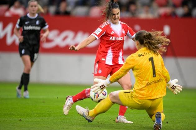 Soccer, Google Pixel Womens Bundesliga, 20250923, FC Bayern Munich SC Freiburg In the picture from l Jovana DAMNJANOVIC Bayern, 9 fails, goalkeeper LEA LINSLER Freiburg, 1 Munich FC Bayern Campus Bayern Germany Copyright: Passion2Press MarkusxFischerx