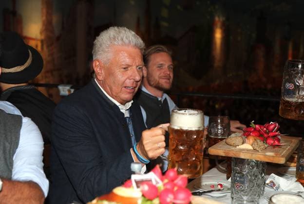 Football, men, 3 league, season 2025 2026, TSV 1860 Munich, official Oktoberfest visit, Hacker Festzelt Lord Mayor Dieter Reiter with a fresh Mass, Masskrucg, beer, toast, cheers