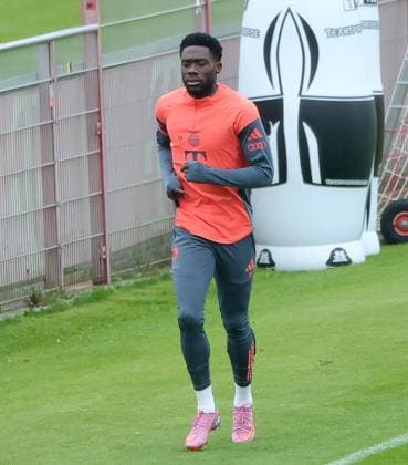 23 09 2025, FC Bayern Training, Saebenerstrasse Muenchen, Soccer, Sport, in the picture Alphons Davies FC Bayern Muenchen jogging