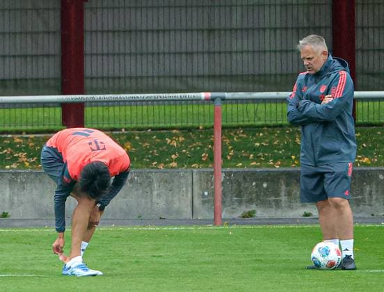 23 09 2025, FC Bayern training, Saebenerstrasse Muenchen, soccer, sports, in the picture Hiroki Ito FC Bayern Muenchen looks at his big patch, and Benjamin Sommer FC Bayern Muenchen watches