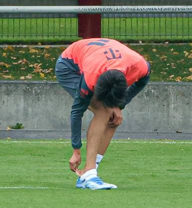 23 09 2025, FC Bayern Training, Saebenerstrasse Muenchen, Soccer, Sport, in the picture Hiroki Ito FC Bayern Muenchen looks at his pavement