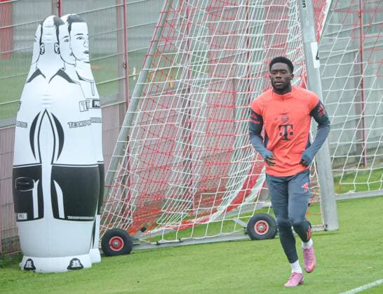 23 09 2025, FC Bayern Training, Saebenerstrasse Muenchen, Soccer, Sport, in the picture Alphons Davies FC Bayern Muenchen jogging