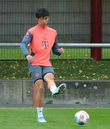 23 09 2025, FC Bayern Training, Saebenerstrasse Muenchen, Soccer, Sport, in the picture Hiroki Ito FC Bayern Muenchen on the ball