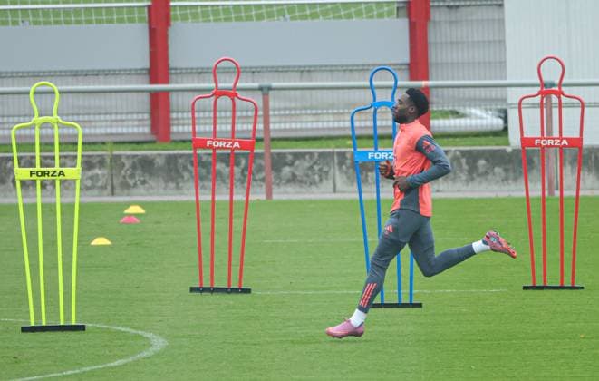 23 09 2025, FC Bayern Training, Saebenerstrasse Muenchen, Soccer, Sports, in the picture Alphons Davies FC Bayern Muenchen sprints