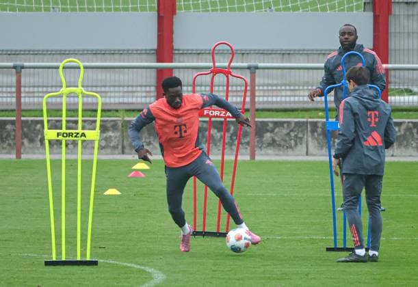 23 09 2025, FC Bayern Training, Saebenerstrasse Muenchen, Soccer, Sports, in the picture Alphons Davies FC Bayern Muenchen , Floribert NGalula FC Bayern Muenchen and Simon Martinello FC Bayern Muenchen