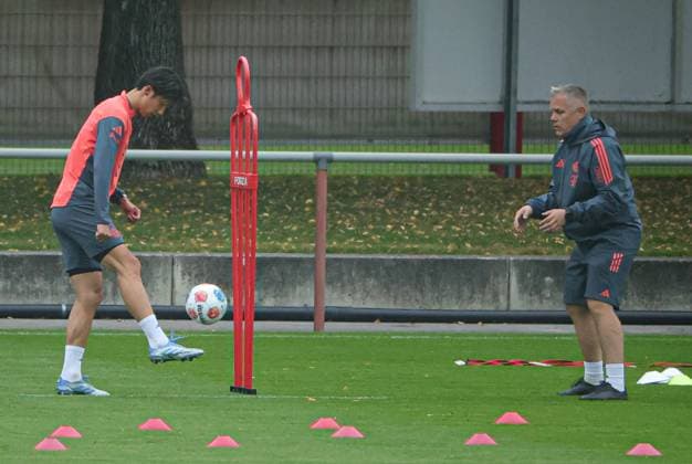 23 09 2025, FC Bayern Training, Saebenerstrasse Muenchen, Soccer, Sports, in the picture Hiroki Ito FC Bayern Muenchen and Benjamin Sommer FC Bayern Muenchen
