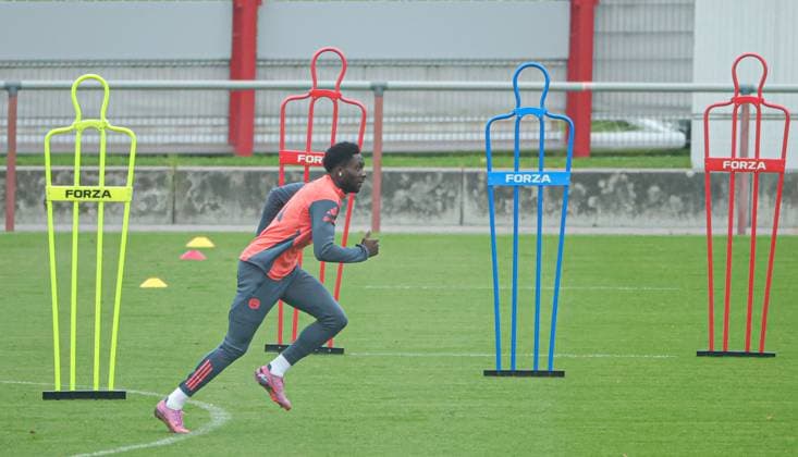 23 09 2025, FC Bayern Training, Saebenerstrasse Muenchen, Soccer, Sports, in the picture Alphons Davies FC Bayern Muenchen sprints