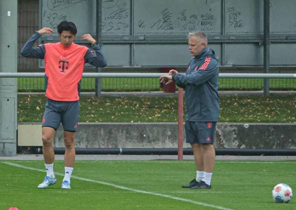 23 09 2025, FC Bayern Training, Saebenerstrasse Muenchen, Soccer, Sports, in the picture Hiroki Ito FC Bayern Muenchen and Benjamin Sommer FC Bayern Muenchen