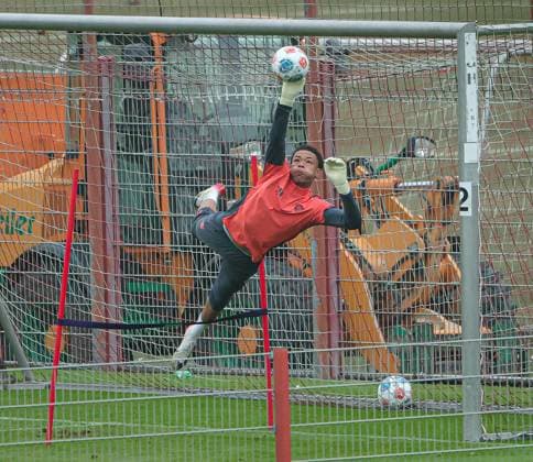 23 09 2025, FC Bayern Training, Saebenerstrasse Muenchen, Soccer, Sports, in the picture Leonard Prescott FCB U19