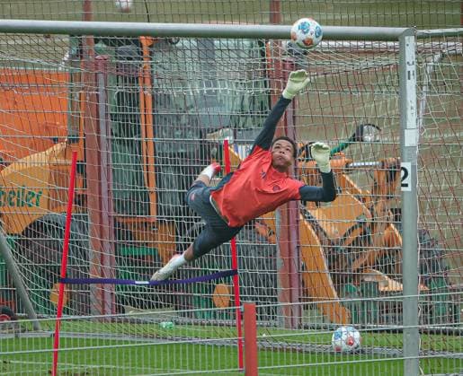 23 09 2025, FC Bayern Training, Saebenerstrasse Muenchen, Soccer, Sports, in the picture Leonard Prescott FCB U19