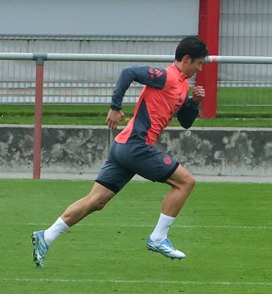 23 09 2025, FC Bayern Training, Saebenerstrasse Muenchen, Soccer, Sport, in the picture Hiroki Ito FC Bayern Muenchen sprints