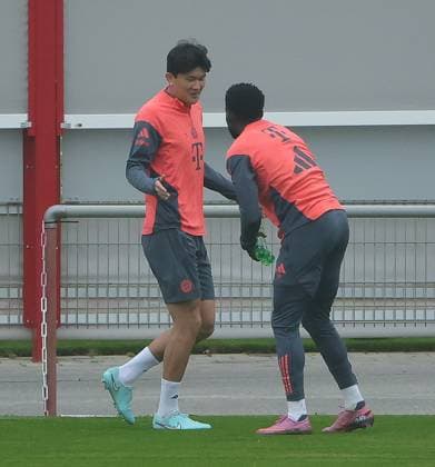 23 09 2025, FC Bayern Training, Saebenerstrasse Muenchen, Soccer, Sport, in the picture Min Jae Kim FC Bayern Muenchen greets Alphons Davies FC Bayern Muenchen
