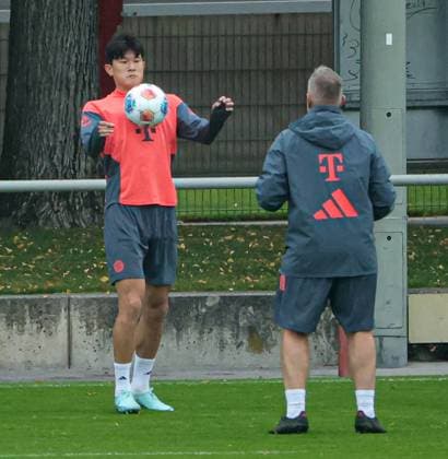 23 09 2025, FC Bayern Training, Saebenerstrasse Muenchen, Soccer, Sports, in the picture Min Jae Kim FC Bayern Muenchen and Benjamin Sommer FC Bayern Muenchen