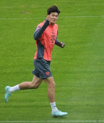 23 09 2025, FC Bayern Training, Saebenerstrasse Muenchen, Soccer, Sport, in the picture Min Jae Kim FC Bayern Muenchen greets friendly