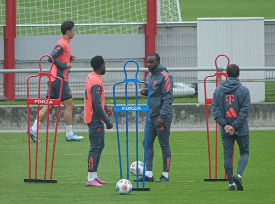 23 09 2025, FC Bayern Training, Saebenerstrasse Muenchen, Soccer, Sports, in the picture Hiroki Ito FC Bayern Muenchen , Alphons Davies FC Bayern Muenchen , Floribert NGalula FC Bayern Muenchen , and Simon Martinello FC Bayern Muenchen