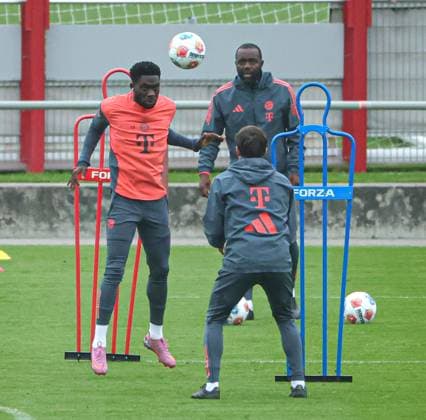23 09 2025, FC Bayern Training, Saebenerstrasse Muenchen, Soccer, Sports, in the picture Alphons Davies FC Bayern Muenchen , Floribert NGalula FC Bayern Muenchen and Simon Martinello FC Bayern Muenchen