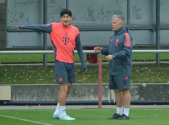 23 09 2025, FC Bayern Training, Saebenerstrasse Muenchen, Soccer, Sports, in the picture Min Jae Kim FC Bayern Muenchen and Benjamin Sommer FC Bayern Muenchen