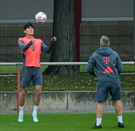 23 09 2025, FC Bayern Training, Saebenerstrasse Muenchen, Soccer, Sports, in the picture Min Jae Kim FC Bayern Muenchen and Benjamin Sommer FC Bayern Muenchen