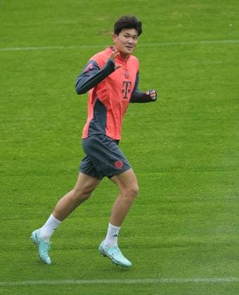 23 09 2025, FC Bayern Training, Saebenerstrasse Muenchen, Soccer, Sport, in the picture Min Jae Kim FC Bayern Muenchen greets friendly