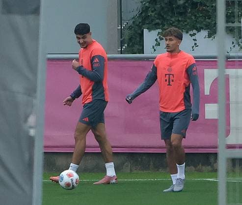 23 09 2025, FC Bayern Training, Saebenerstrasse Muenchen, Soccer, Sports, in the picture Aleksandar Pavlovic FC Bayern Muenchen and Tom Bischof FC Bayern Muenchen