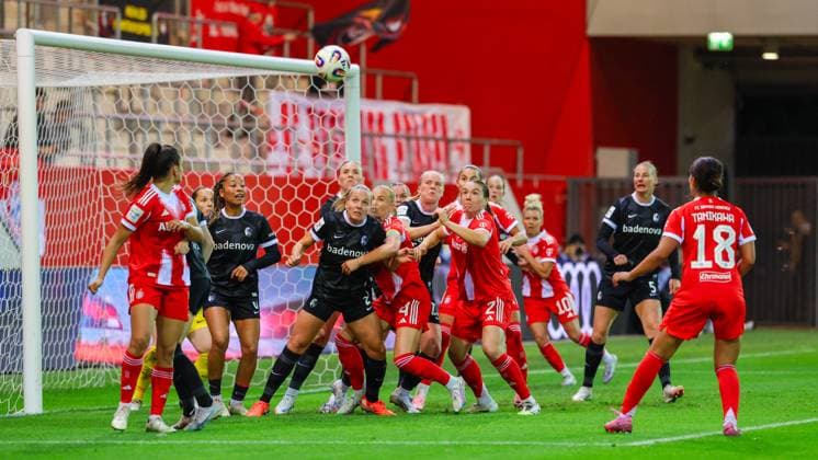 Team FC Bayern Munich and Team SC Freiburg at the corner kick at the match between FC Bayern Munich v SC Freiburg, Football, Women, Google Pixel Women Bundesliga, 2025 2026, 4 Matchday on 23 09 2025 in Munich, FC Bayern Campus DFL and DFB regulations prohibit any use of photographs as image sequences and or quasi video Bayern Germany