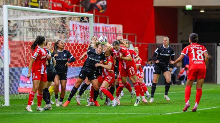 Team FC Bayern Munich and Team SC Freiburg at the corner kick at the match between FC Bayern Munich v SC Freiburg, Football, Women, Google Pixel Women Bundesliga, 2025 2026, 4 Matchday on 23 09 2025 in Munich, FC Bayern Campus DFL and DFB regulations prohibit any use of photographs as image sequences and or quasi video Bayern Germany