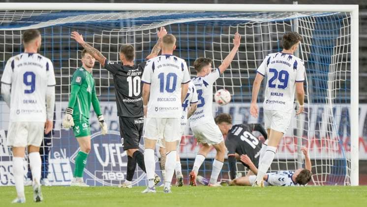 23 09 2025, Marschweg Stadion, Oldenburg, GER, Lower Saxony Cup quarter-final VfB Oldenburg vs SV Meppen, ball in net, 0 2 by Jonathan Wensing SV Meppen 13 DFL REGULATIONS PROHIBIT ANY USE OF PHOTOGRAPHS AS IMAGE SEQUENCES AND OR QUASI VIDEO Oldenburg Lower Saxony Germany Marschweg Stadion