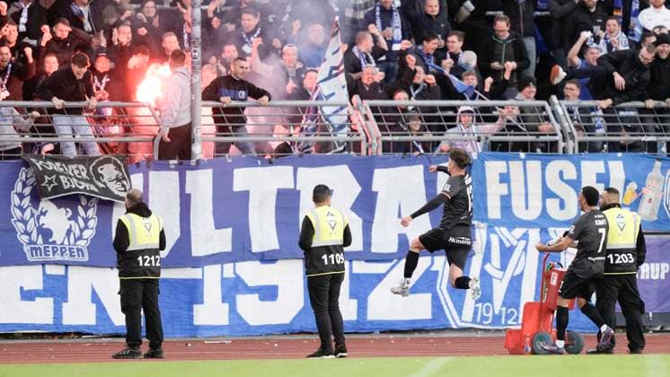 23 09 2025, Marschweg Stadion, Oldenburg, GER, Niedersachsenpokal Quarterfinal VfB Oldenburg vs SV Meppen, after his 0 2 goal, Jonathan Wensing SV Meppen 13 jumping in front of the fans DFL REGULATIONS PROHIBIT ANY USE OF PHOTOGRAPHS AS IMAGE SEQUENCES AND OR QUASI VIDEO Oldenburg Niedersachsen Germany Marschweg Stadion