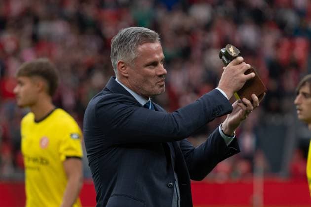 Jamie Carragher receiving the one man award before La Liga game between Athletic de Bilbao and Girona at San Mamés, Bilbao, Spain.  Copyright: xAndresxLopezxSheridanxx xSPPx Sportspressphoto_SPR30422