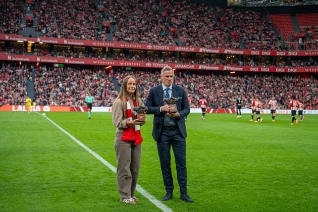 Jamie Carragher & Joelle Murray receiving the one man award before La Liga game between Athletic de Bilbao and Girona at San Mamés, Bilbao, Spain.  Copyright: xAndresxLopezxSheridanxx xSPPx Sportspressphoto_SPR30424