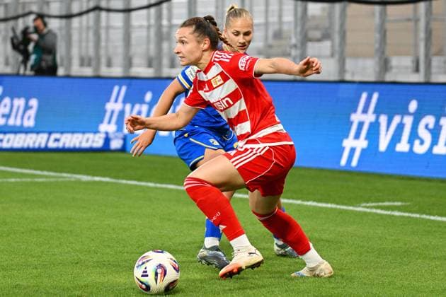 Soccer I Women I Season 2025 2026 I Bundesliga I 4 Matchday I FC Carl Zeiss Jena 1 FC Union Berlin I 23 09 2025 Sophie Weidauer 9, 1 FC Union Berlin in a duel against Steffi Schmid 20, FC Carl Zeiss Jena Jena Ernst Abbe Sportfeld, ad hoc Arena Thüringen Germany Copyright: xLobeca InesxHähnelx