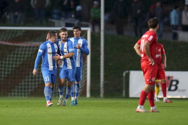 23 09 2025, xjcx, Herren, Fußball, Saison 2025 2026, Regionalliga Bayern, 9 Spieltag TSV Aubstadt FV Illertissen Goal celebration after the 0 1 by Milos Cocic 8, FV Illertissen , here with Tobias Rühle 31, FV Illertissen and Eduard Heckmann 23, FV Illertissen Sulzfeld Schulstadion Aubstadt Bayern Germany