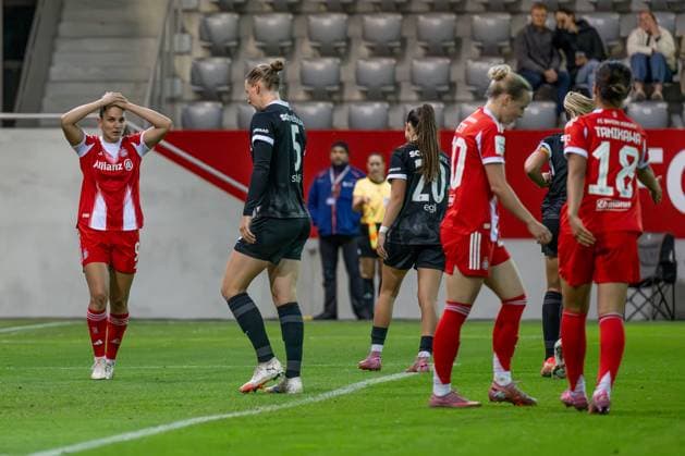 Jovana Damnjanovic FC Bayern Muenchen Frauen, 09 aergert sich über eine vergebene Torchance FC Bayern Muenchen Frauen vs SC Freiburg, Fussball, Google Pixel Frauen Bundesliga, 4 Spieltag, Saison 2025 2026, 23 09 2025 DFL DFB REGULATIONS PROHIBIT ANY USE OF PHOTOGRAPHS as IMAGE SEQUENCES and or QUASI VIDEO FC Bayern Muenchen Frauen vs SC Freiburg, Football, Google Pixel Frauen Bundesliga, 4 Spieltag, Saison 2025 2026, 23 09 2025 Muenchen Copyright: xEibner-Pressefoto HeikexFeinerx EP_HFR