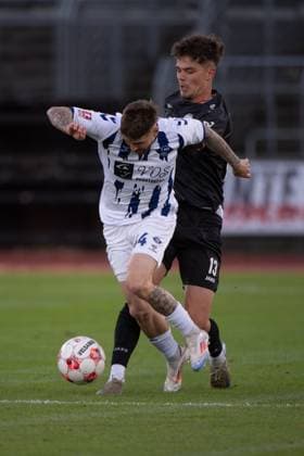 GER, Football, Krombacher Niedersachsenpokal, VfB Oldenburg vs SV Meppen 23 09 2025, Marschwegstadion, Oldenburg, GER, Krombacher Niedersachsenpokal, Quarterfinal, VfB Oldenburg vs SV Meppen, DFL regulations prohibit any use of photographs as image sequences and or quasi video, im Bild Jonathan WENSING SV Meppen 13 Nico KNYSTOCK VfB Oldenburg 44 nordphotoxgmbhx xRojahn nph00310