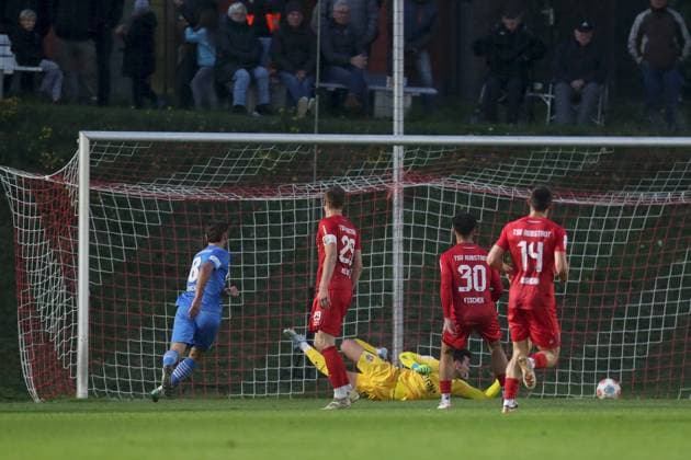 23 09 2025, xjcx, Men, Soccer, Season 2025 2026, Regionalliga Bayern, 9 Matchday TSV Aubstadt FV Illertissen Milos Cocic 8, FV Illertissen scores the 0 1 against Julian Brätz 24, TSV Aubstadt Sulzfeld Schulstadion Aubstadt Bayern Germany