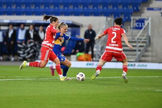 Isabella Jaron 24 CZJ in a duel with Tomke Schneider 2 1 FC Union Berlin and Katja Orschmann 5 1 FC Union Berlin for the ball GPFPL FC Carl Zeiss Jena v 1 FC Union Berlin 23 09 2025 Copyright: xJoshuaxHildebrandtx