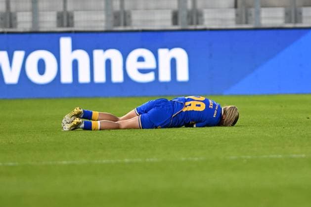 Emily Reske 28, FC Carl Zeiss Jena Women is injured on the pitch GPFPL FC Carl Zeiss Jena vs 1 FC Union Berlin 23 09 2025 Copyright: xJoshuaxHildebrandtx