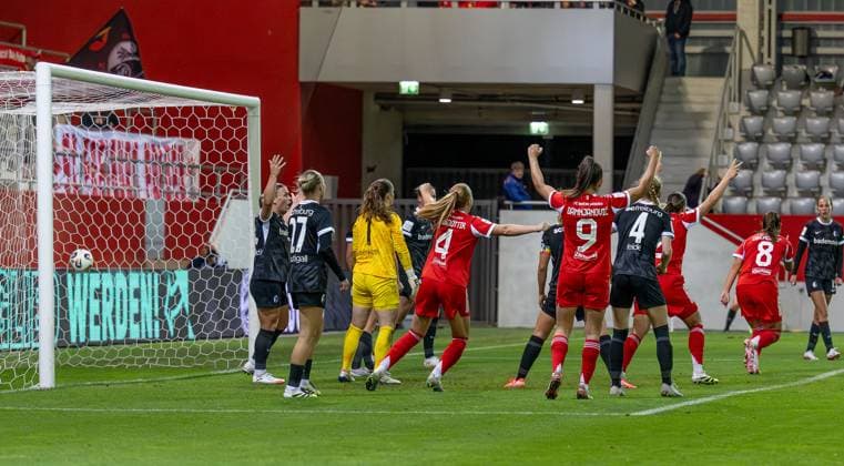 The Bayern players cheer, Lena Oberdorf FC Bayern Muenchen Frauen, 08 right has placed the ball in the goal for 2 0 FC Bayern Muenchen Frauen vs SC Freiburg, Football, Google Pixel Frauen Bundesliga, 4 Spieltag, Saison 2025 2026, 23 09 2025 DFL DFB REGULATIONS PROHIBIT ANY USE OF PHOTOGRAPHS as IMAGE SEQUENCES and or QUASI VIDEO FC Bayern Muenchen Frauen vs SC Freiburg, Football, Google Pixel Frauen Bundesliga, 4 Spieltag, Saison 2025 2026, 23 09 2025 Muenchen Copyright: xEibner-Pressefoto HeikexFeinerx EP_HFR