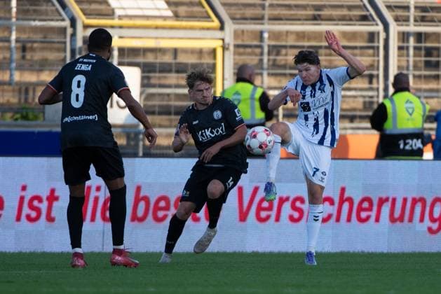 GER, Football, Krombacher Niedersachsenpokal, VfB Oldenburg vs SV Meppen 23 09 2025, Marschwegstadion, Oldenburg, GER, Krombacher Niedersachsenpokal, Quarterfinal, VfB Oldenburg vs SV Meppen, DFL regulations prohibit any use of photographs as image sequences and or quasi video, im Bild Vjekoslav TARITAS VfB Oldenburg 7 Thorben DETERS SV Meppen 14 Erik ZENGA SV Meppen 8 nordphotoxgmbhx xRojahn nph00310
