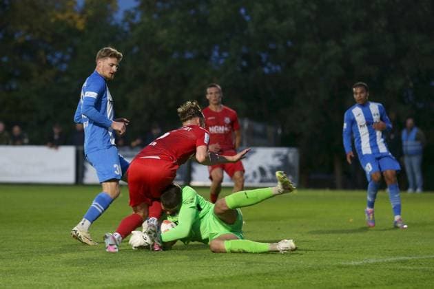 23 09 2025, xjcx, Herren, Fußball, Saison 2025 2026, Regionalliga Bayern, 9 Spieltag TSV Aubstadt FV Illertissen Malwin Zok 34, FV Illertissen was seriously injured in this collision in a duel with Franz Helmer 5, TSV Aubstadt Sulzfeld Schulstadion Aubstadt Bayern Germany