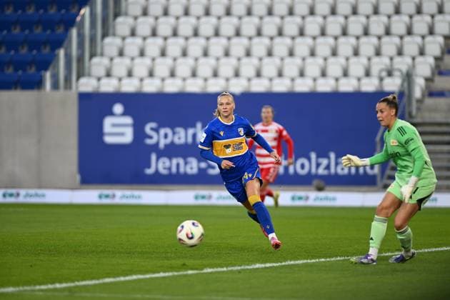 Cara Bösl 1 1 FC Union Berlin and Isabella Jaron 14 CZJ in action at Ernst Abbe Sportfeld GPFPL FC Carl Zeiss Jena v 1 FC Union Berlin 23 09 2025 Copyright: xJoshuaxHildebrandtx