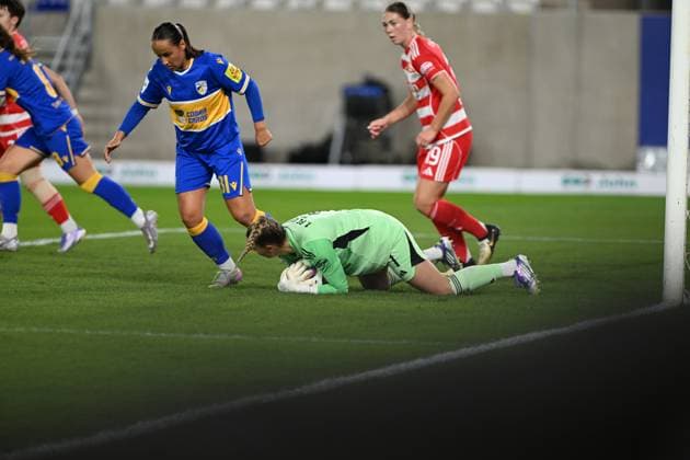 Nelly Juckel 31 CZJ secures the ball in the penalty area against Samantha Steuerwald 19 1 FC Union Berlin GPFPL FC Carl Zeiss Jena v 1 FC Union Berlin 23 09 2025 Copyright: xJoshuaxHildebrandtx