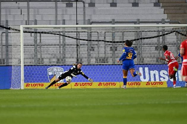 Jasmin Janning 1 CZJ defends shot, Toma Ihlenburg 3 CZJ and Nelly Juckel 31 CZJ defend against 44 1 FC Union Berlin GPFPL FC Carl Zeiss Jena v 1 FC Union Berlin 23 09 2025 Copyright: xJoshuaxHildebrandtx